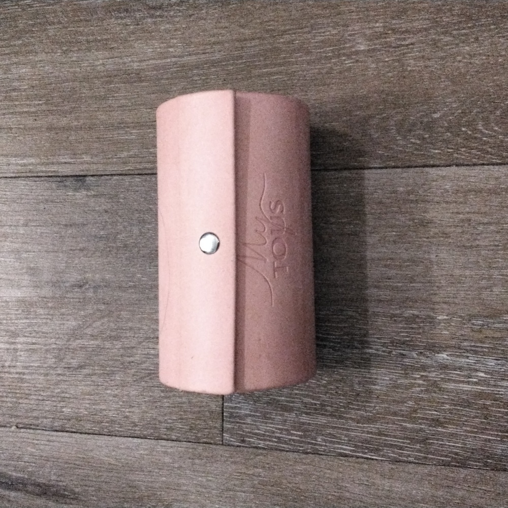 🌁 LIKE NEW: TOUS, "MY TOUS", ROUND LEATHER, ROLL-UP, 3 TRAY JEWELRY BOX.